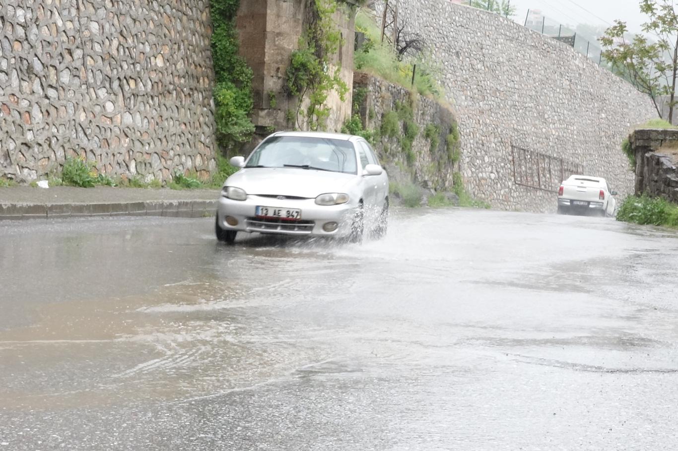 Bitlis şiddetli yağışların etkisine girdi Bitlis şiddetli yağışların etkisine girdi